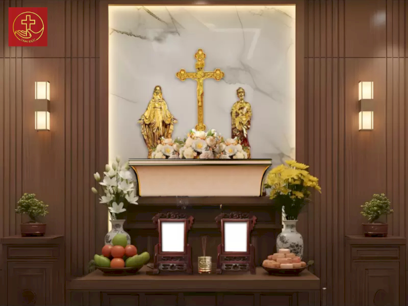 Bàn thờ Chúa mẫu đương đại mạ vàng PVD nổi bật trong phòng thờ gỗ nâu trầm, tạo điểm nhấn trang nghiêm và sâu lắng (SFU-No.09)