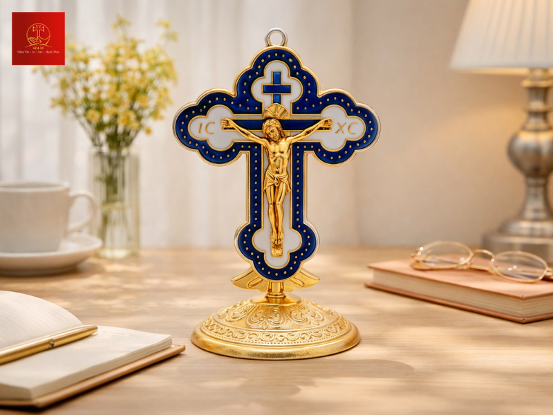 Cây Thánh giá mạ vàng với hình tượng Chúa chịu nạn được khắc họa rõ nét