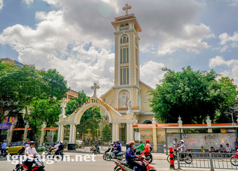 Cổng giáo xứ Thị Nghè dẫn vào nhà sách bán bàn thờ Công giáo