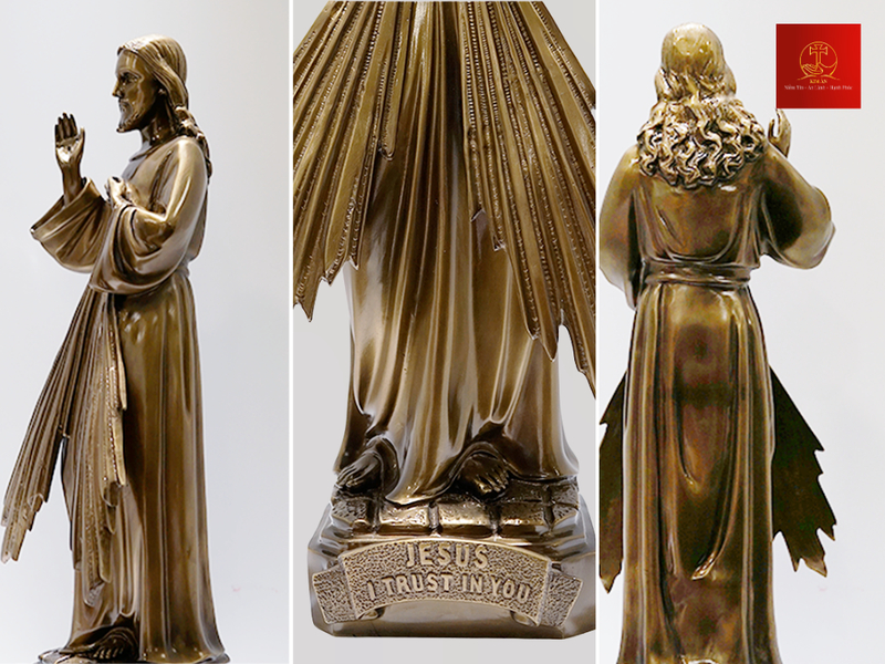 Jesus I Trust In You được khắc tỉ mỉ ở chân đế tượng Chúa