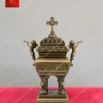 Lư hương đồng vuông với tay cầm thiên thần tấu nhạc và họa tiết thánh giá trên nắp cao 60cm