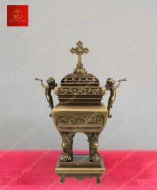 Lư hương đồng vuông với tay cầm thiên thần tấu nhạc và họa tiết thánh giá trên nắp cao 60cm