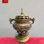 Lư hương đồng tròn với tay cầm hình thiên thần và họa tiết chim bồ câu khắc trên nắp cao 37cm