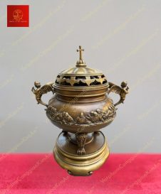 Lư hương đồng tròn với tay cầm hình thiên thần và họa tiết chim bồ câu khắc trên nắp cao 37cm
