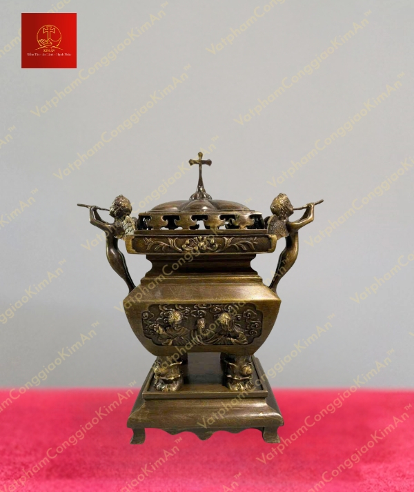 Lư hương trầm tròn họa tiết gia đình Thánh Gia cùng các hoa văn tinh xảo chất liệu đồng cao 38cm