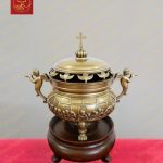 Lư hương đồng tròn họa tiết bữa tiệc, quai cầm thiên thần, nắp khắc bồ câu cao 25cm