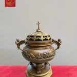 Lư hương đồng tròn với tay cầm hình thiên thần và họa tiết chim bồ câu khắc trên nắp cao 37cm