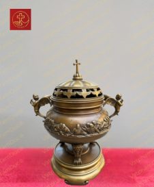 Lư hương đồng tròn với tay cầm hình thiên thần và họa tiết chim bồ câu khắc trên nắp cao 37cm