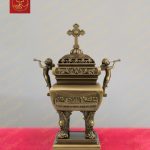 Lư hương đồng vuông với tay cầm thiên thần tấu nhạc và họa tiết thánh giá trên nắp cao 60cm