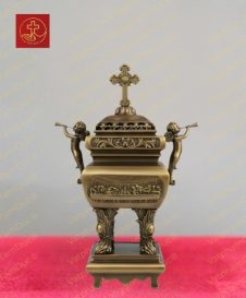 Lư hương đồng vuông với tay cầm thiên thần tấu nhạc và họa tiết thánh giá trên nắp cao 60cm