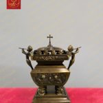 Lư hương trầm tròn họa tiết gia đình Thánh Gia cùng các hoa văn tinh xảo chất liệu đồng cao 38cm