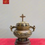 Lư hương trầm tròn với họa tiết bữa tiệc cùng Thánh Giá trên nắp và tay cầm thiên thần cao 60cm
