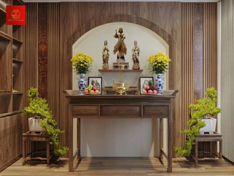 Tượng Chúa ở trung tâm và cao hơn tượng Đức Mẹ, Thánh Giuse