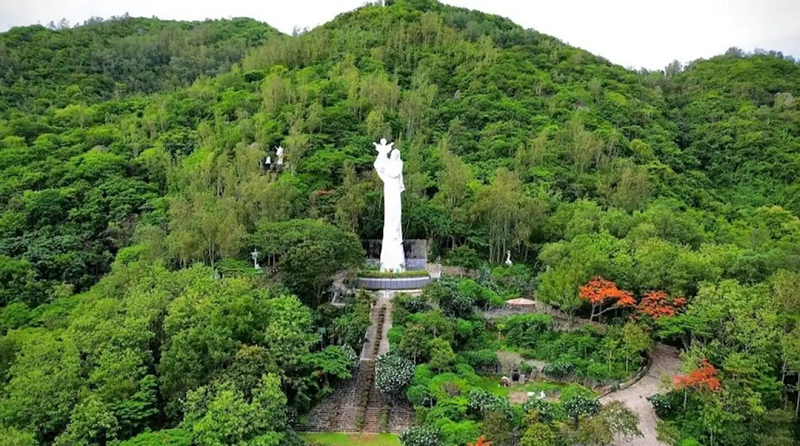 Tượng Đức Mẹ Bãi Dâu bê tông kỳ vĩ nổi bật giữa sườn núi xanh