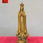 Tượng đức mẹ Fatima đội vương miện, tay chắp trước ngực cầu nguyện chất liệu đồng mạ vàng cao 20cm