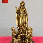 Tượng đức mẹ Fatima đứng trên bệ đá nhỏ cùng 3 em bé chăn cừu chất liệu đồng mạ vàng cao 40cm