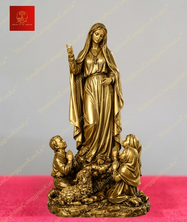 Tượng đức mẹ Fatima đứng trên bệ đá nhỏ cùng 3 em bé chăn cừu chất liệu đồng mạ vàng cao 40cm