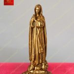 Tượng đức mẹ Fatima trong chiếc áo choàng, đầu đội khăn dài mềm mại chất liệu đồng mạ vàng cao 10cm