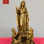Tượng đức mẹ Fatima đứng trên bệ đá nhỏ cùng 3 em bé chăn cừu chất liệu đồng mạ vàng cao 40cm