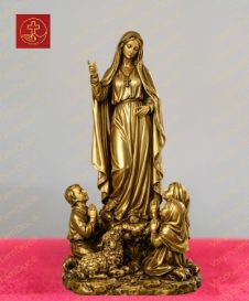 Tượng đức mẹ Fatima đứng trên bệ đá nhỏ cùng 3 em bé chăn cừu chất liệu đồng mạ vàng cao 40cm