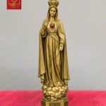 Tượng đức mẹ Fatima Bình Triệu với trái tim vô nhiễm rực đỏ, hai tay cầm tràng hạt Mân Côi chất liệu đồng cao 30cm