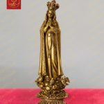 Tượng đức mẹ Fatima Bồ Đào Nha đội vương miện, chắp hai tay trước ngực chất liệu đồng cao 10cm