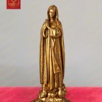 Tượng đức mẹ Fatima trong chiếc áo choàng, đầu đội khăn dài mềm mại chất liệu đồng mạ vàng cao 10cm