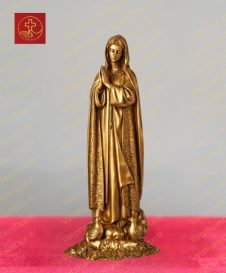 Tượng đức mẹ Fatima trong chiếc áo choàng, đầu đội khăn dài mềm mại chất liệu đồng mạ vàng cao 10cm