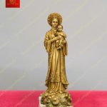 Tượng đức mẹ La Vang hai tay bế Chúa, đầu đội mấn, khoác áo choàng dài chất liệu đồng mạ vàng cao 80cm