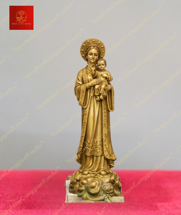 Tượng đức mẹ La Vang hai tay bế Chúa, đầu đội mấn, khoác áo choàng dài chất liệu đồng mạ vàng cao 80cm