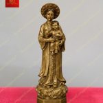 Tượng mẹ La Vang đầu đội khăn vành có chạm khắc hoa văn, hai tay bế Chúa chất liệu đồng cao 70cm