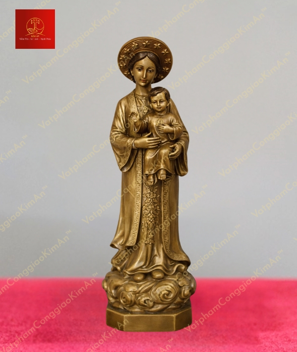 Tượng mẹ La Vang đầu đội khăn vành có chạm khắc hoa văn, hai tay bế Chúa chất liệu đồng cao 70cm