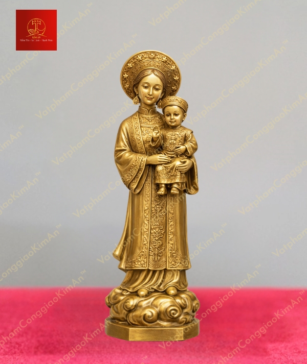 Tượng đức mẹ La Vang mặc Nhật Bình chạm khắc tinh xảo, tay bế Chúa Hài Đồng chất liệu đồng cao 60cm