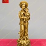 Tượng đức mẹ La Vang mặc áo bà ba, đầu đội mấn, tay bế Chúa Hài Đồng chất liệu đồng mạ vàng cao 50cm