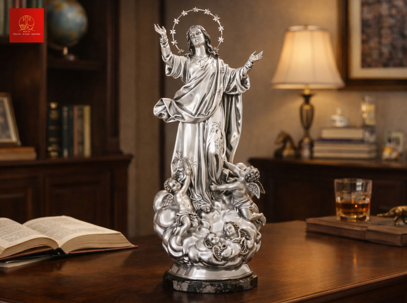 Tượng Đức Mẹ Lên Trời tay vươn cao thể hiện niềm vinh quang