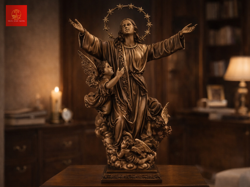 Tượng Đức Mẹ Lên Trời trong phòng làm việc tạo điểm tựa tinh thần