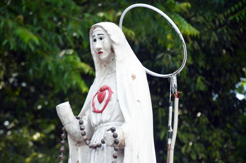 Tượng Đức Mẹ Măng Đen nổi bật với đôi tay không nguyên vẹn đặc trưng