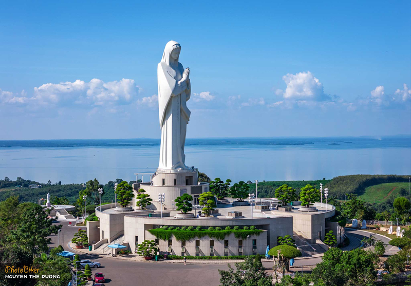 Tượng Đức Mẹ Núi Cúi được tạc theo mẫu Mẹ Vô Nhiễm Nguyên Tội