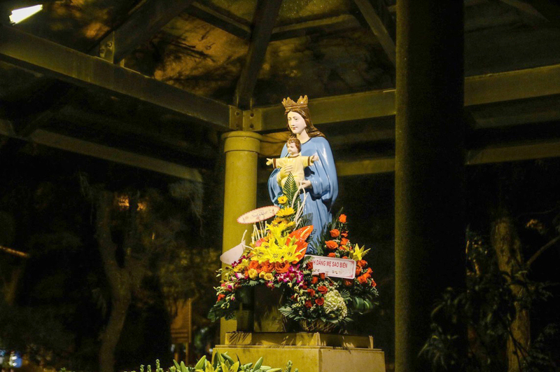 Tượng Đức Mẹ Sao Biển trong nhà nguyện hướng ra biển thu hút tín hữu