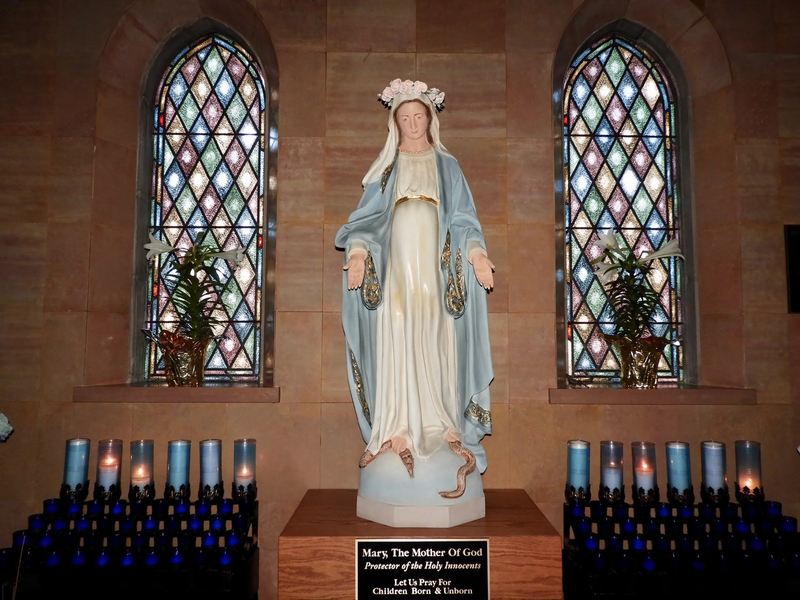 Tượng Đức Mẹ tạo không gian phụng tự hài hòa và trang nghiêm