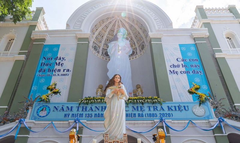 Tượng Đức Mẹ uy nghi hiền hậu đứng trên đài sen tu viện cổ kính