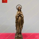 Tượng mẹ Lộ Đức với vầng hào quang, tay đeo chuỗi Mân Côi chắp trước ngực chất liệu đồng cao 15cm