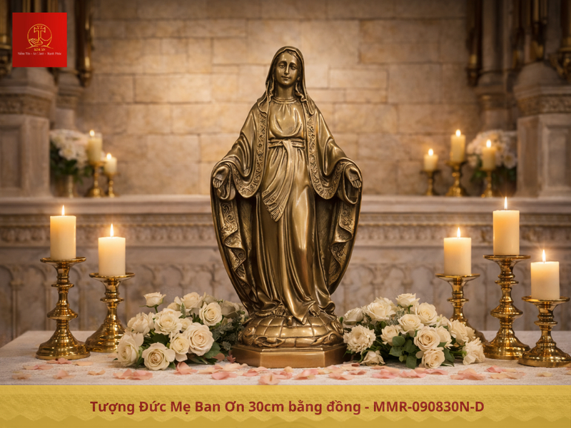 Tượng Mẹ Ban Ơn 30cm bằng đồng đặt ở vị trí trung tâm