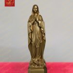 Tượng mẹ Lộ Đức nguyên bản tư thế trang nghiêm trong bộ áo choàng dài cùng khăn che đầu chất liệu đồng cao 50cm
