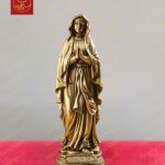 Tượng mẹ Lộ Đức cách điệu mềm mại dáng đứng hiền từ, hai tay chắp trước ngực chất liệu đồng cao 20cm