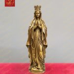 Tượng mẹ Lộ Đức đội vương miện, tay đeo chuỗi và chắp trước ngực dịu dàng chất liệu đồng mạ vàng cao 20cm