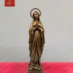 Tượng mẹ Lộ Đức với vầng hào quang, tay đeo chuỗi Mân Côi chắp trước ngực chất liệu đồng cao 15cm