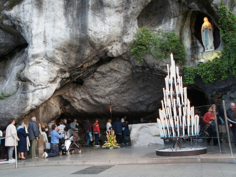 Tượng Mẹ Lộ Đức mang sứ điệp cầu nguyện và hy vọng chữa lành