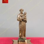 Tượng Thánh Anton trang phục tu sĩ với dáng đứng hiền từ đang bế Chúa chất liệu đồng cao 40cm