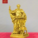 Tượng Thánh Đa Minh với chú chó nhỏ và ngọn đuốc chất liệu đồng mạ vàng gold 24K cao 20cm